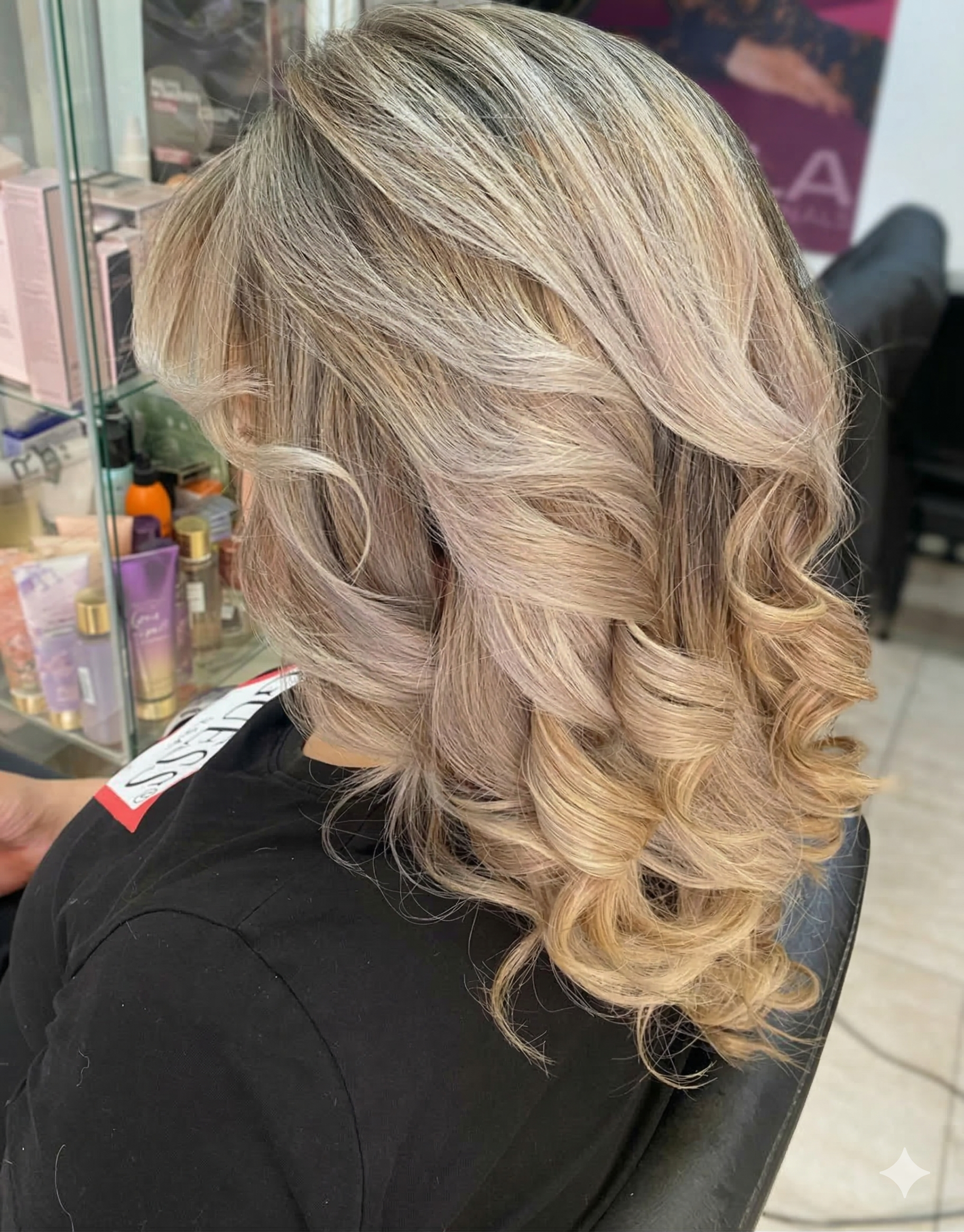 Peinado con ondas y volumen ideal para eventos especiales