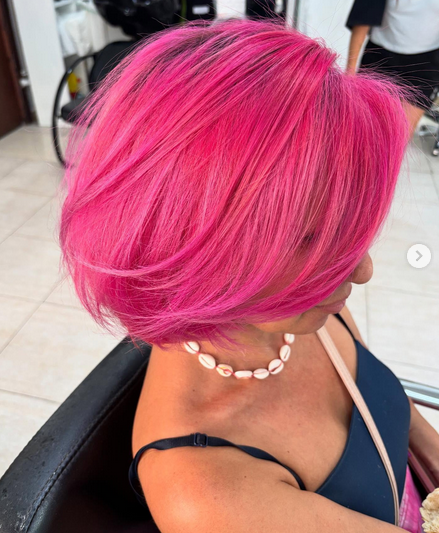 Resultado de coloración fantasía rosa intenso en Peluquería América